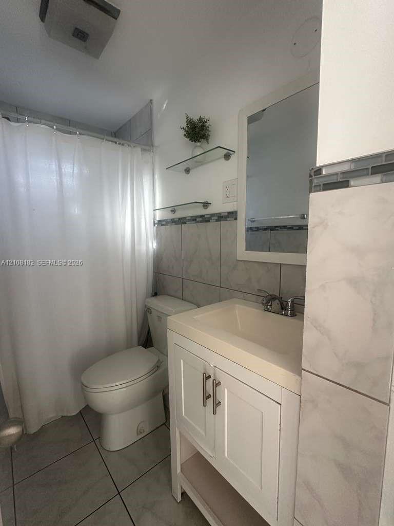 930 N 16th Avenue 2 Property Photo 3