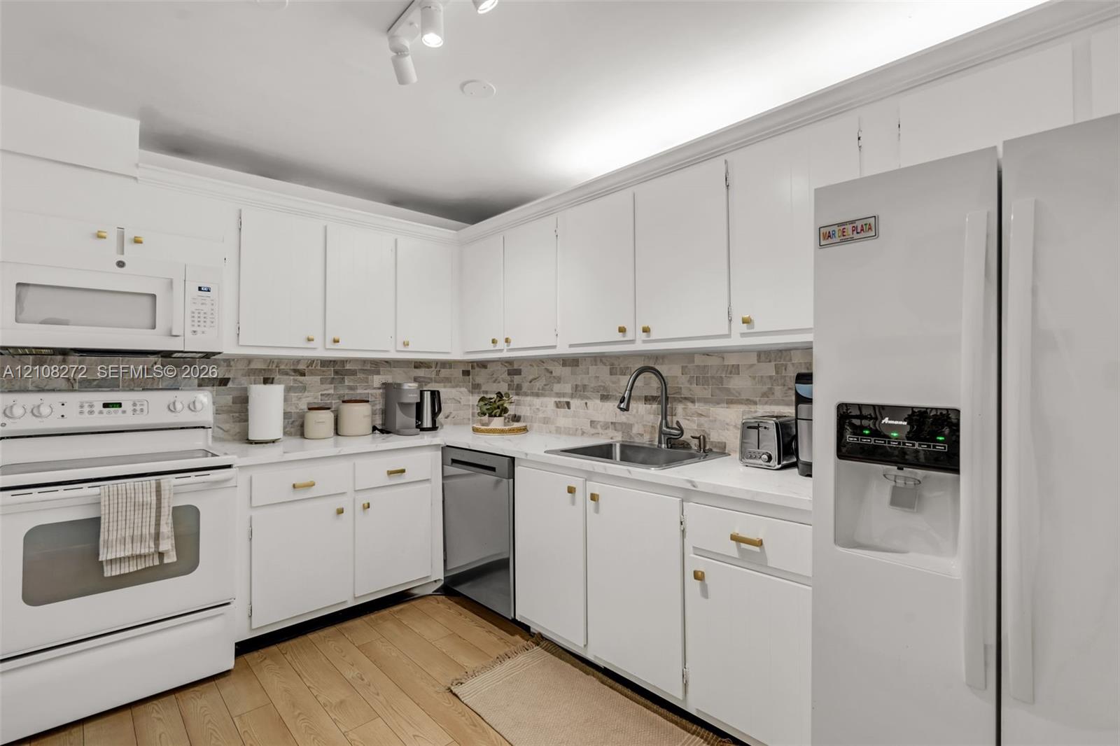 6039 Collins Avenue 519 Property Photo 10