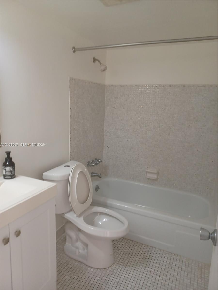 541 Blue Heron Drive 204 Property Photo 6