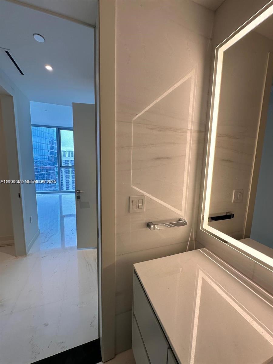300 Biscayne Boulevard 2709w Property Photo 12