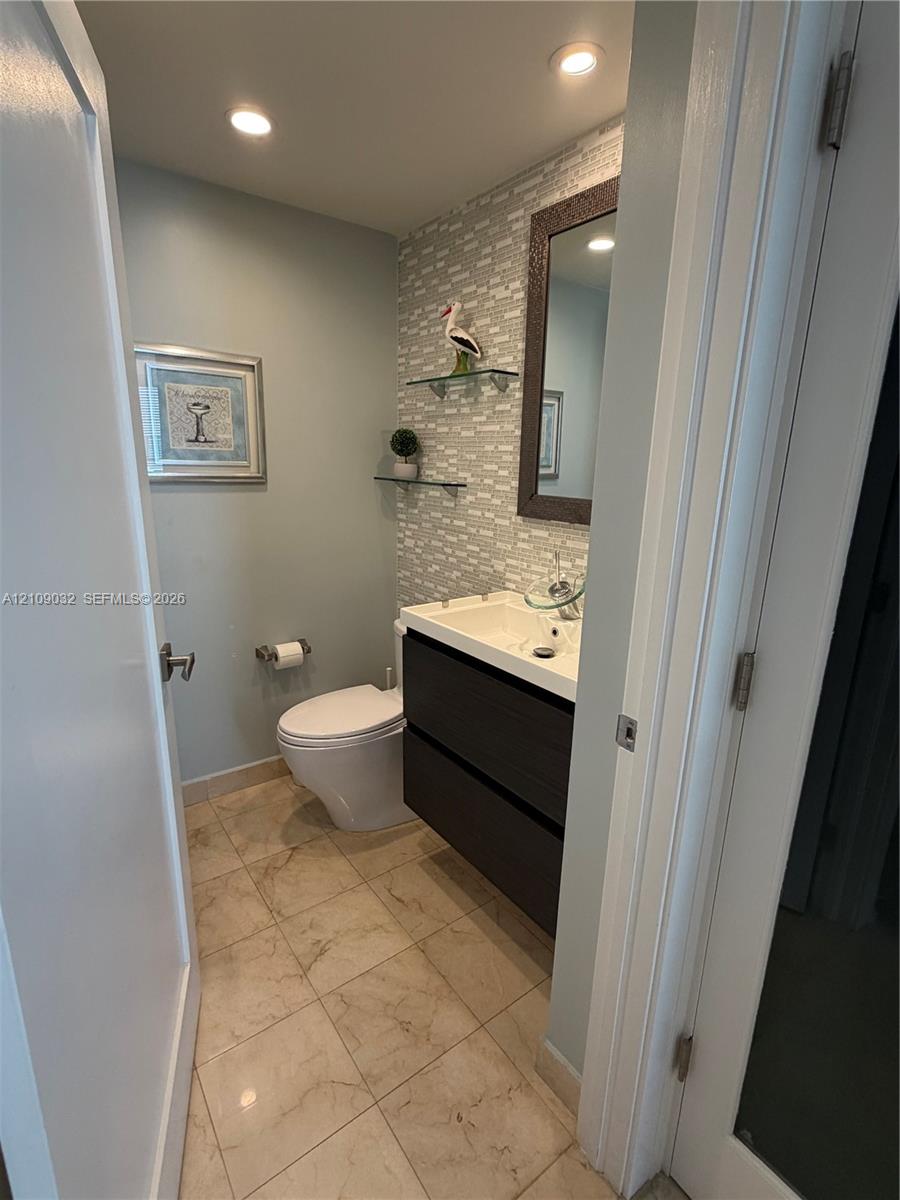 6365 Collins Avenue 906 Property Photo 16