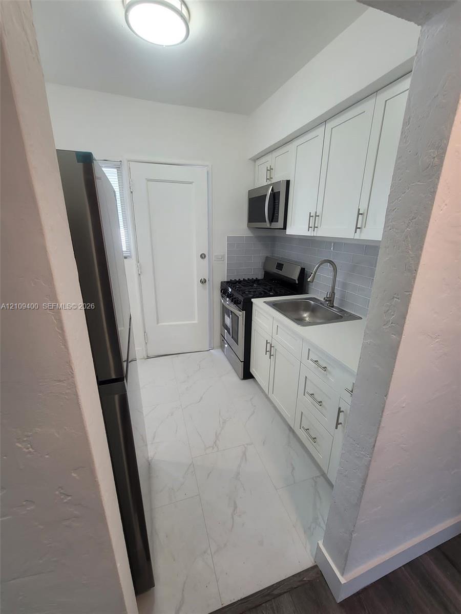 7435 Byron Avenue 06 Property Photo 2