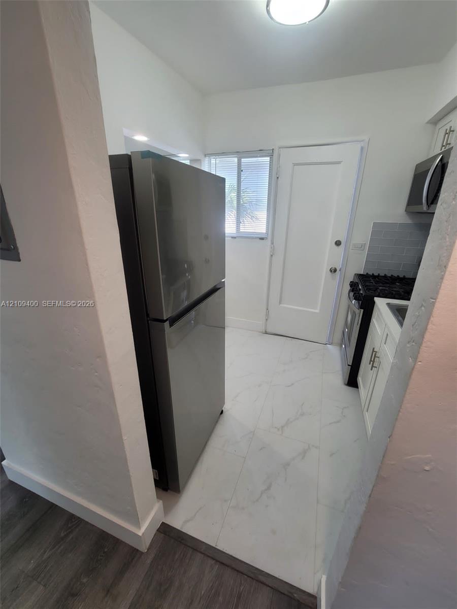 7435 Byron Avenue 06 Property Photo 3