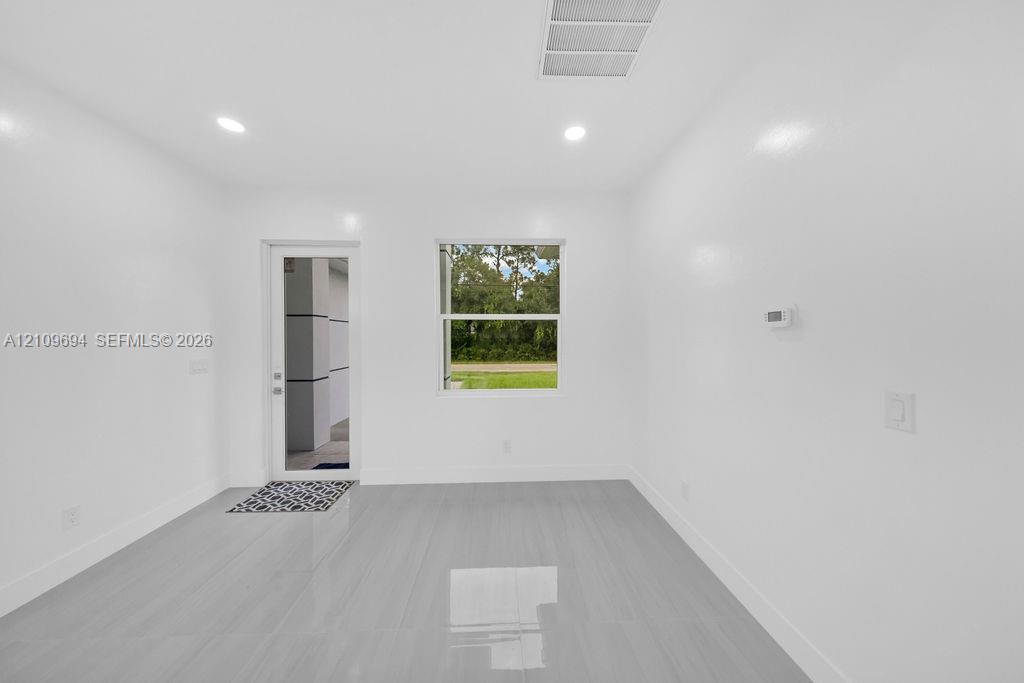 607 W 6th Street Property Photo 4