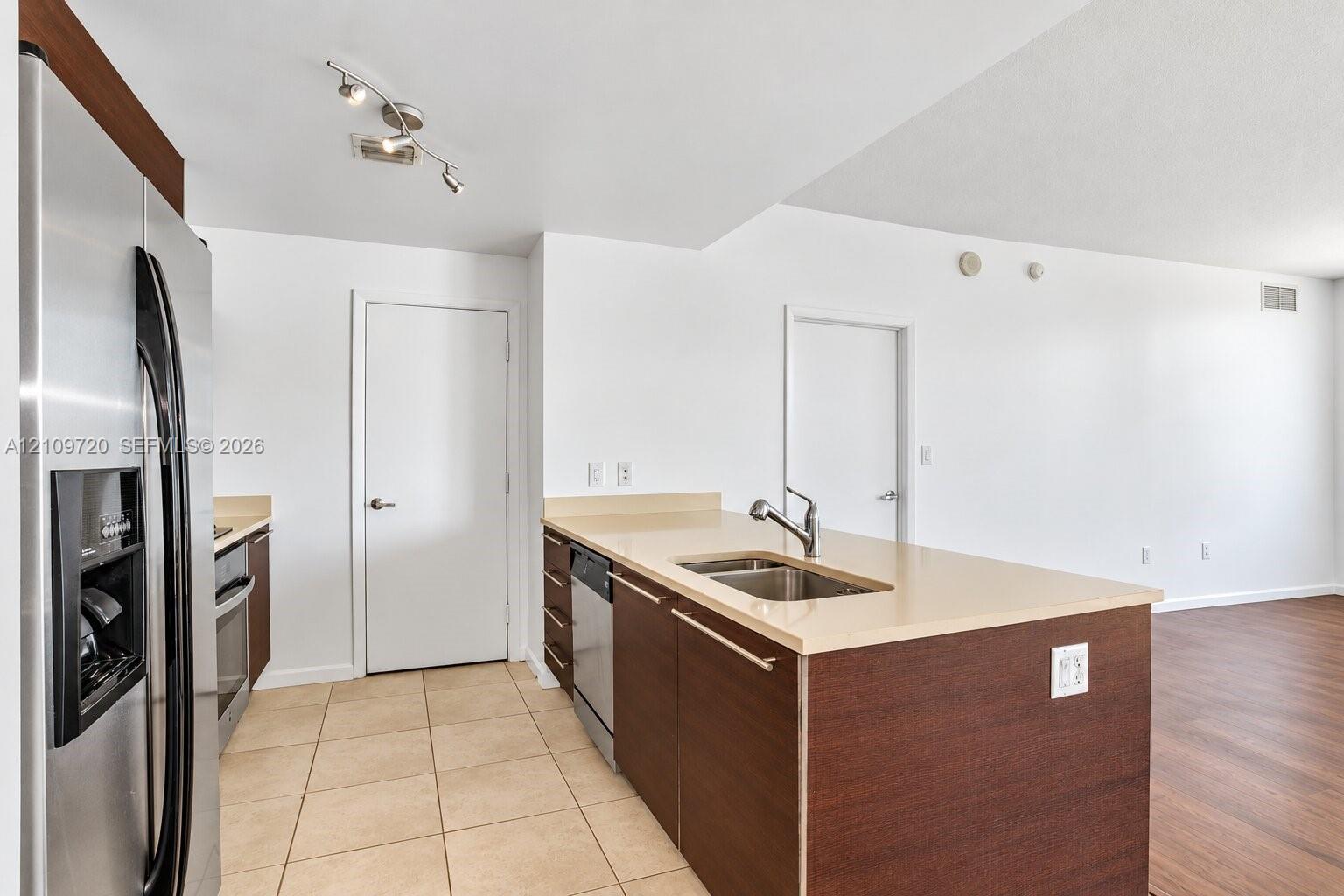 1900 N Bayshore Drive 2919 Property Photo 2