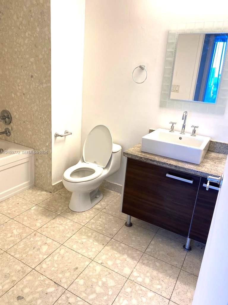 185 Sw 7th Street 1608 Property Photo 4
