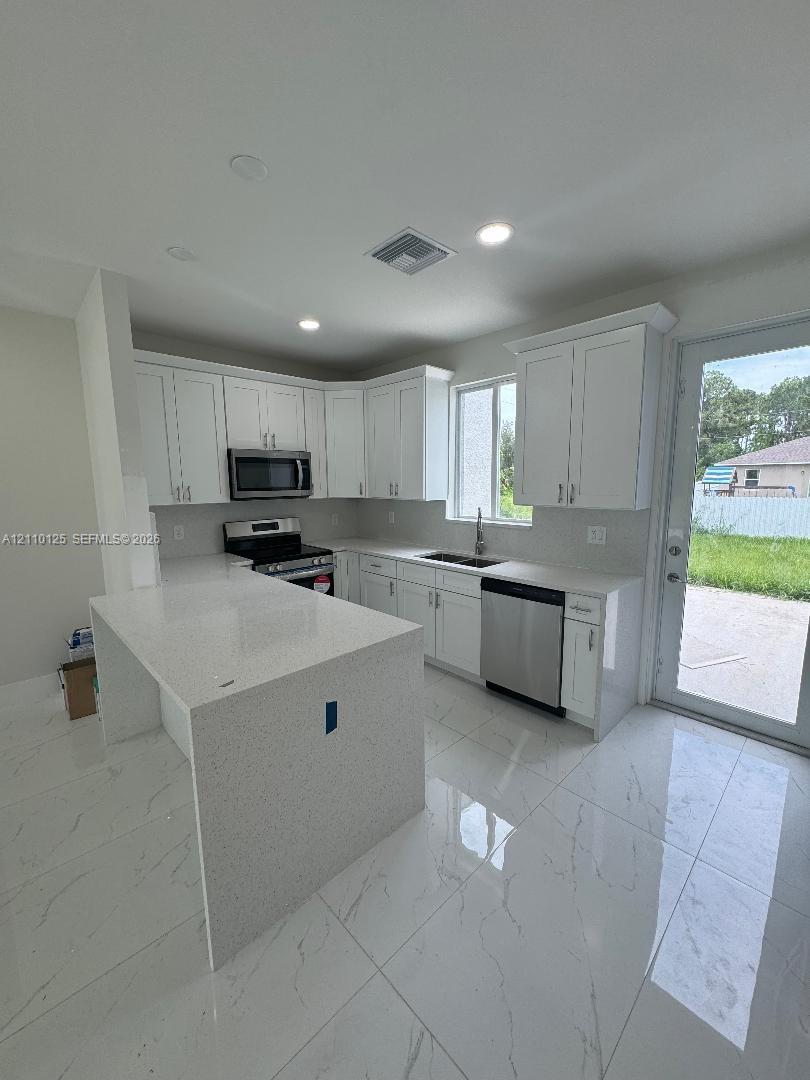A12110125 Property Photo 3