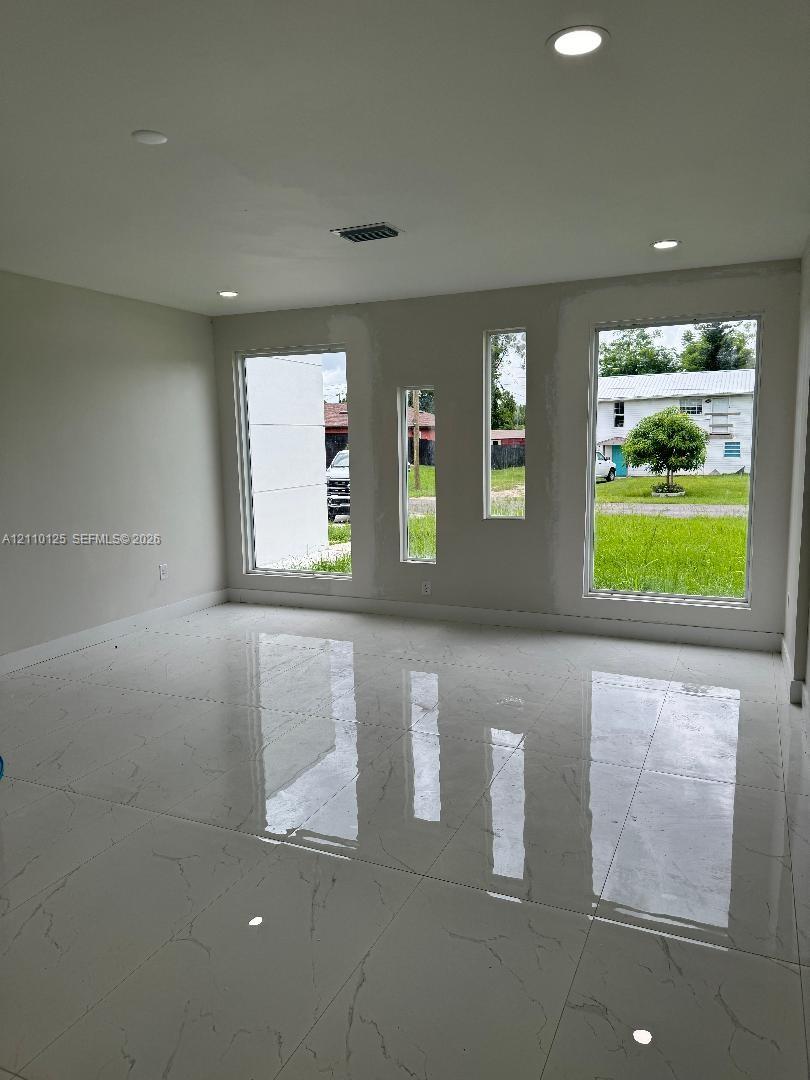 A12110125 Property Photo 4