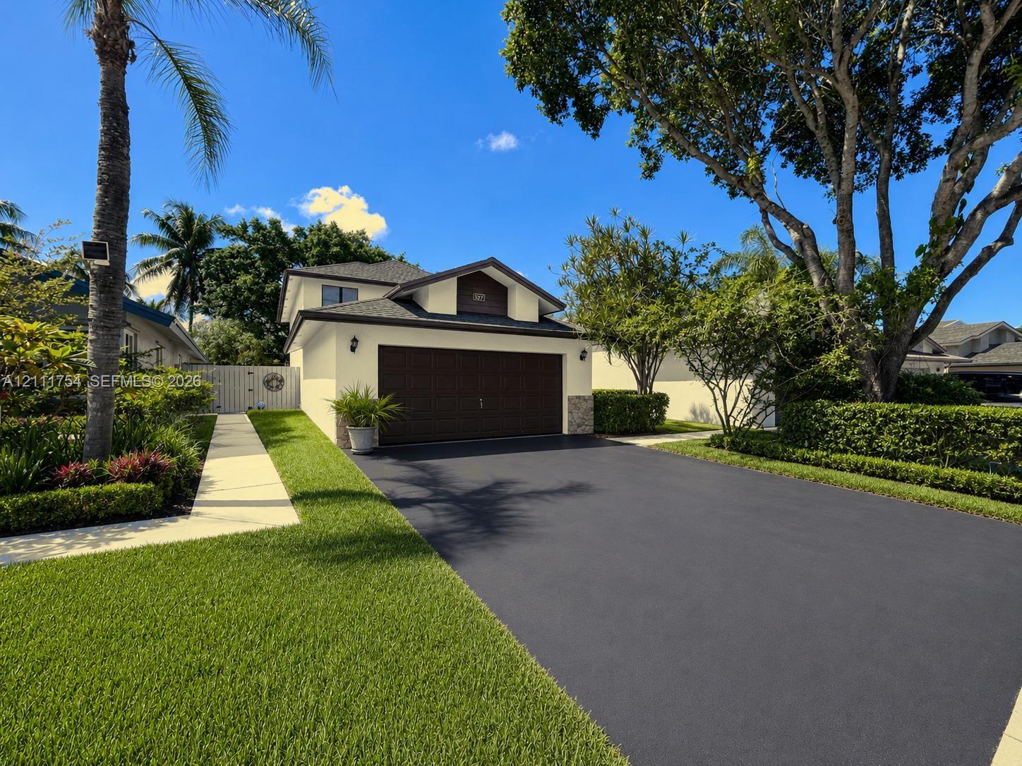 527 Lakeside Circle Property Photo 1