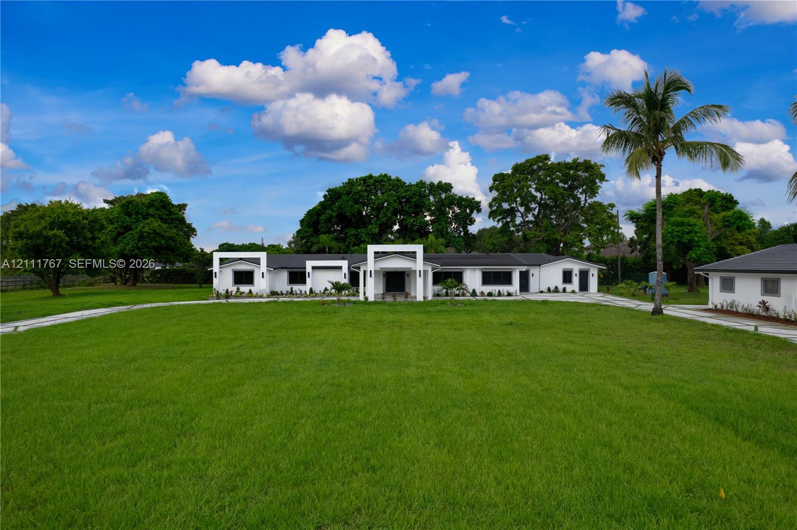 17640 Sw 52nd Court Property Photo 3