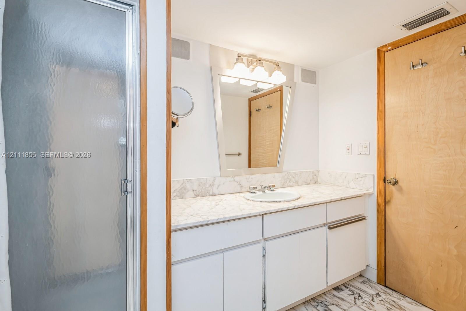 6423 Collins Avenue 1602 Property Photo 11