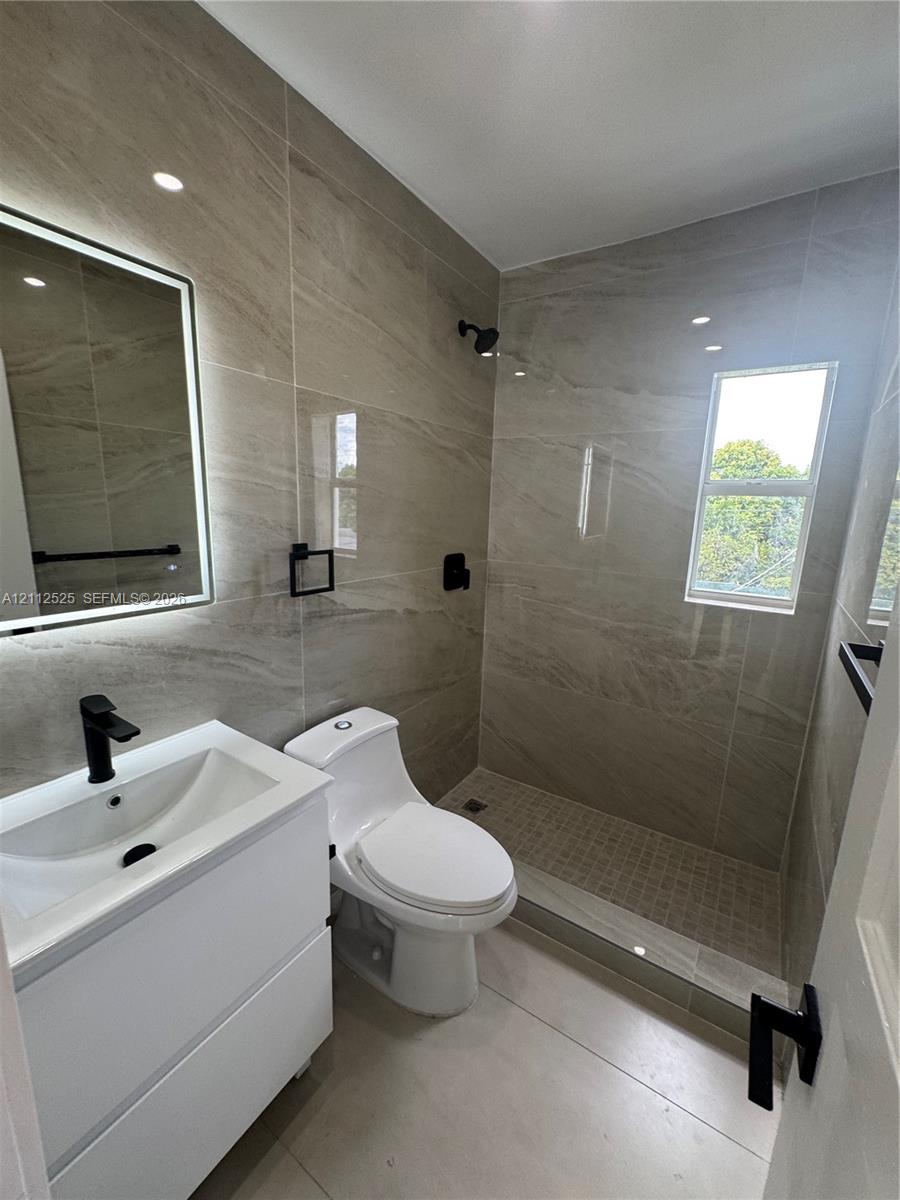 351 E 14th Street 353 Property Photo 4