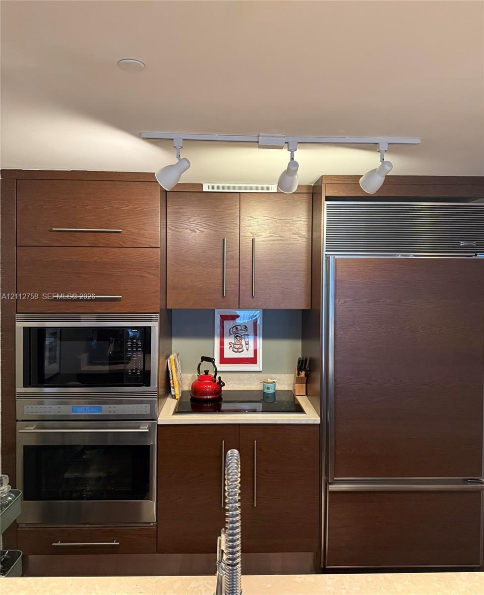 475 Brickell Avenue 2011 Property Photo 3