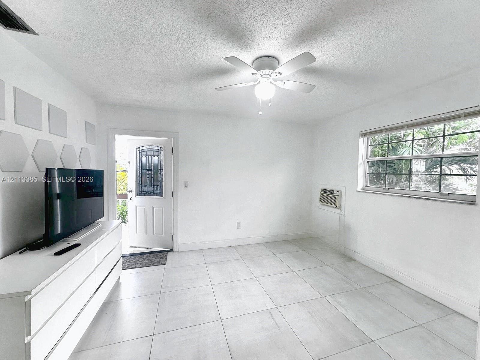 1055 Sw 12th Street 2a Property Photo 3