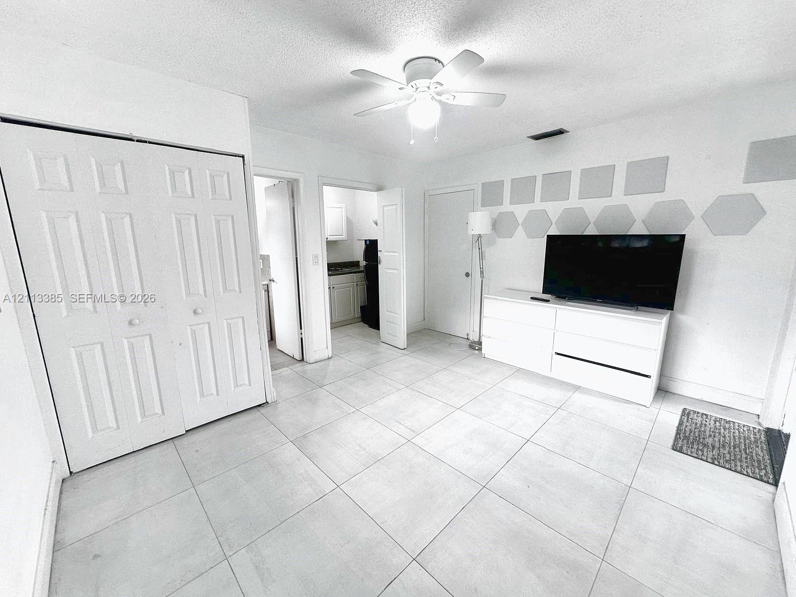 1055 Sw 12th Street 2a Property Photo 4