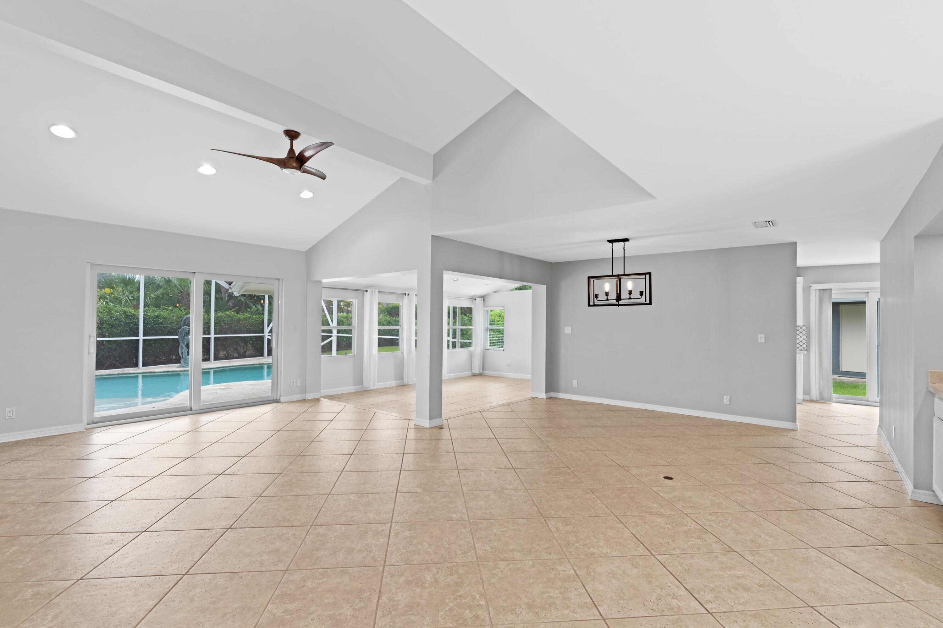 925 Foxpointe Circle Property Photo 4