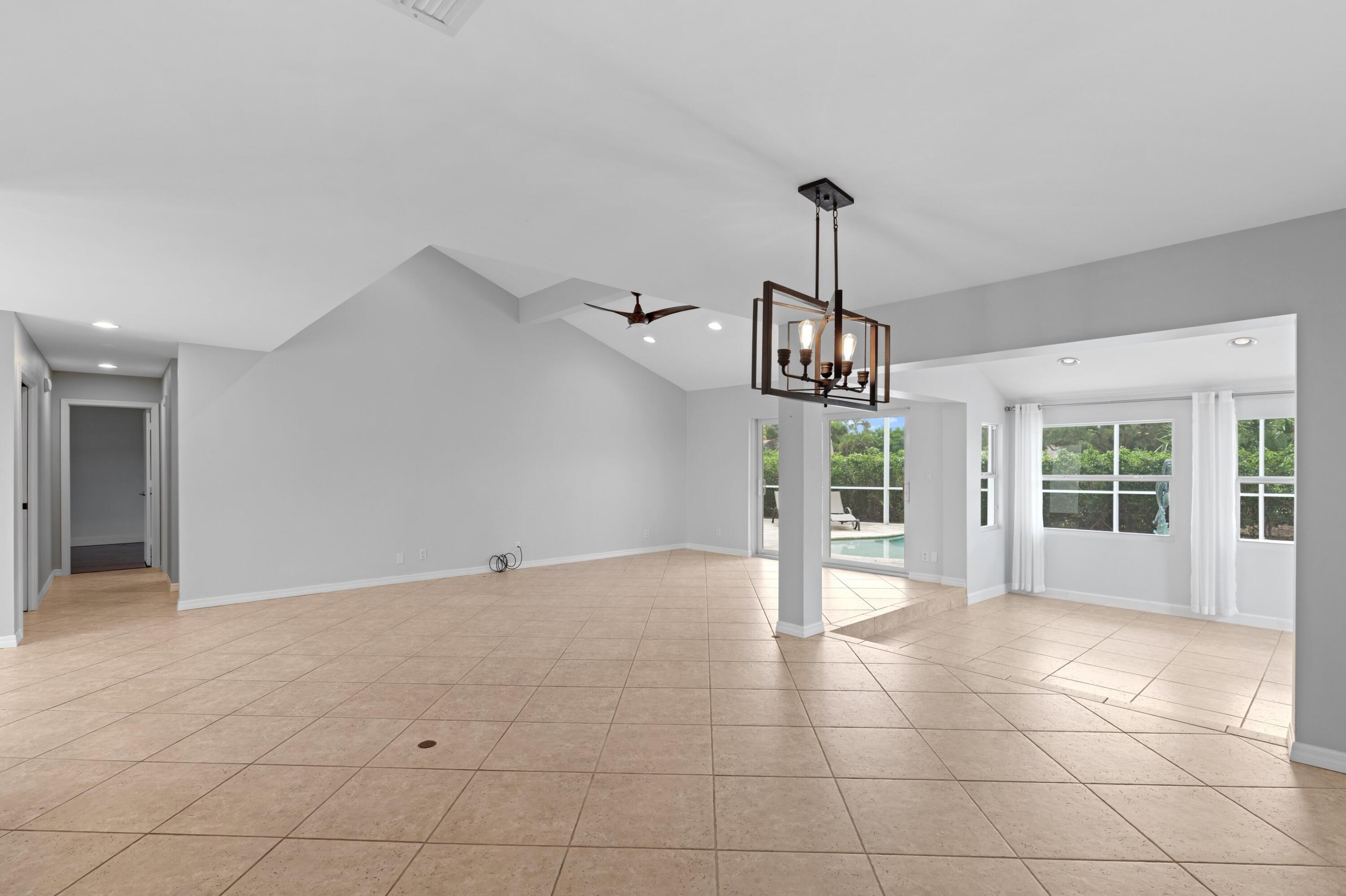 925 Foxpointe Circle Property Photo 6