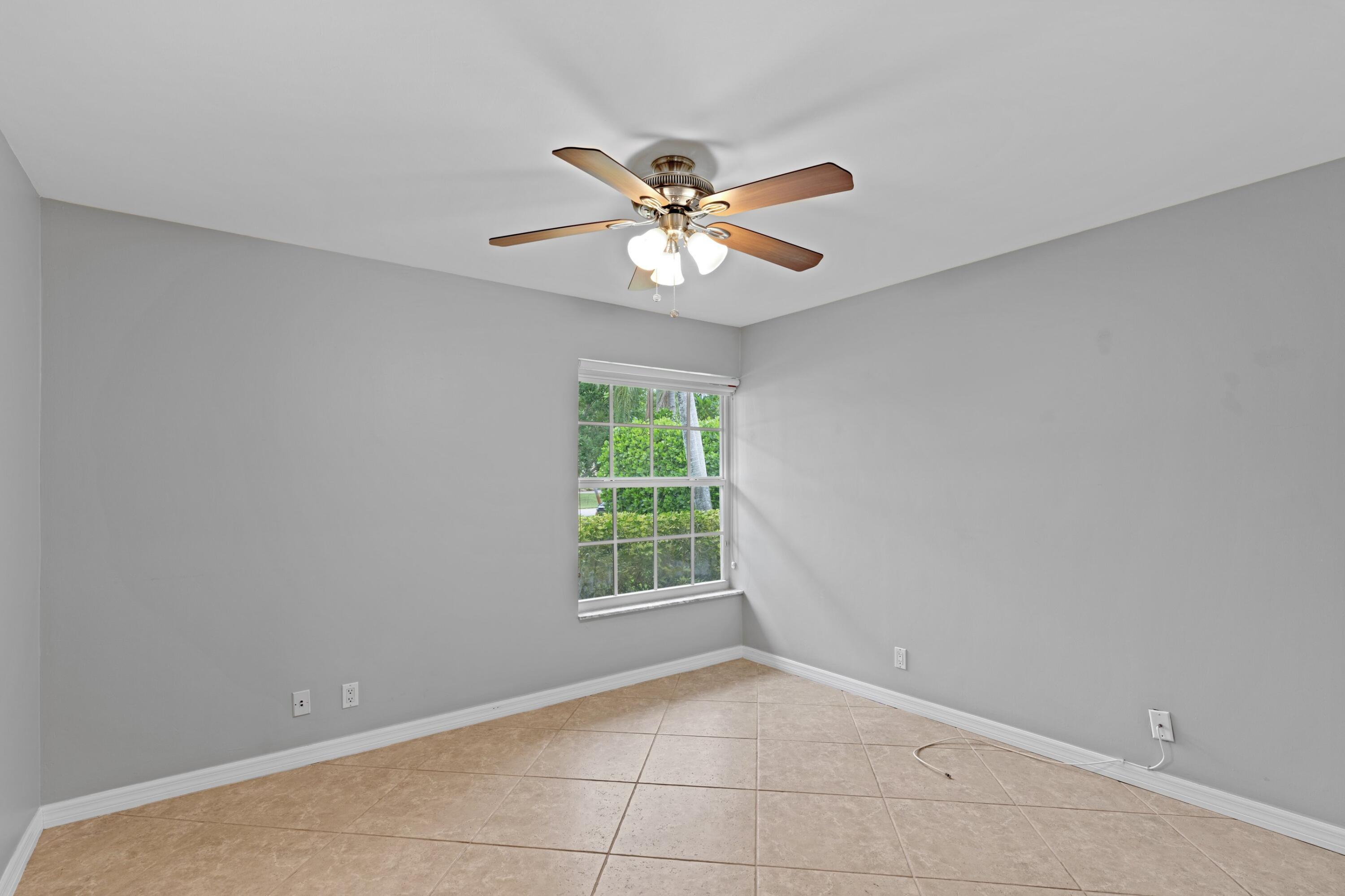 925 Foxpointe Circle Property Photo 15