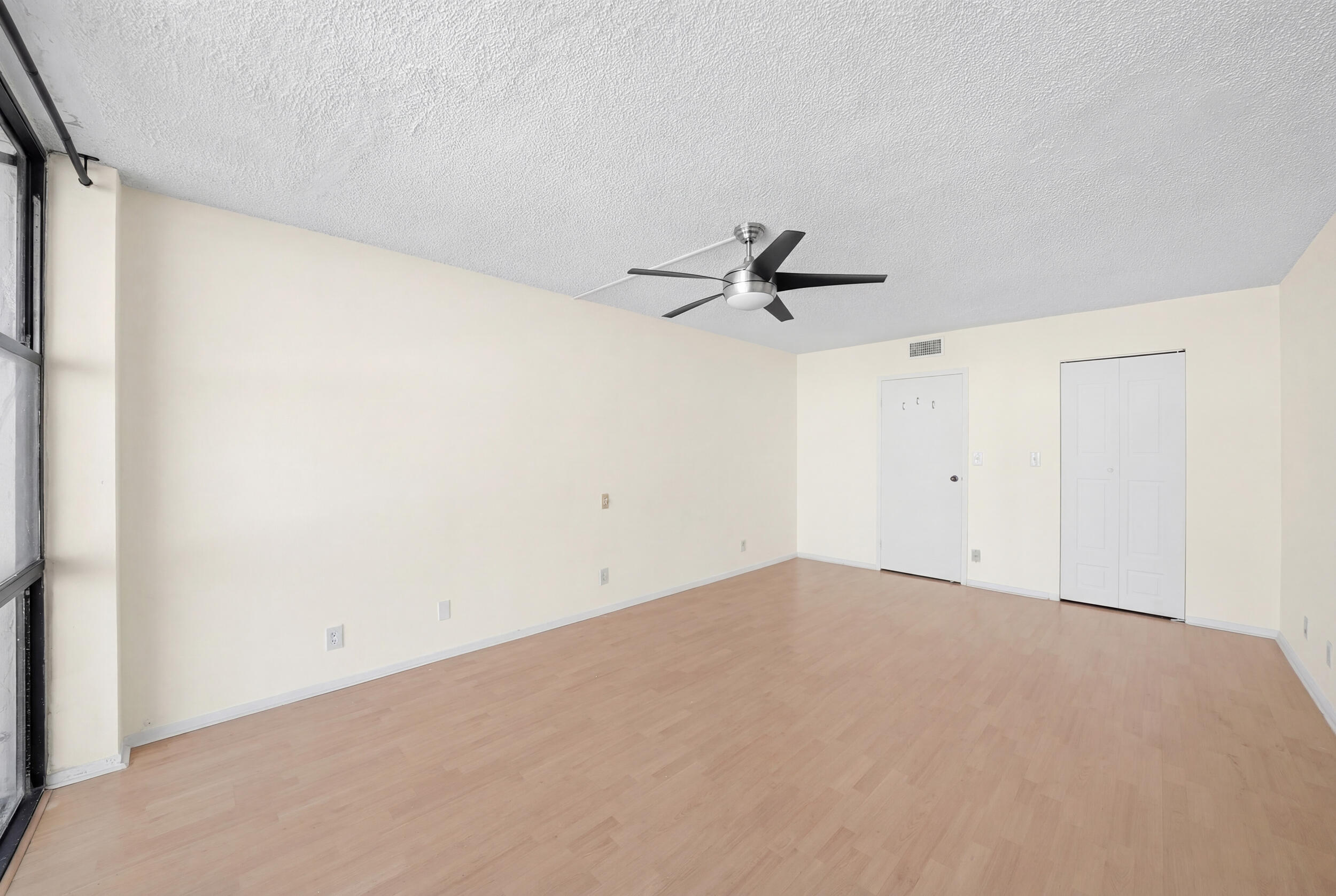 1000 Parkview Drive 1006 Property Photo 13