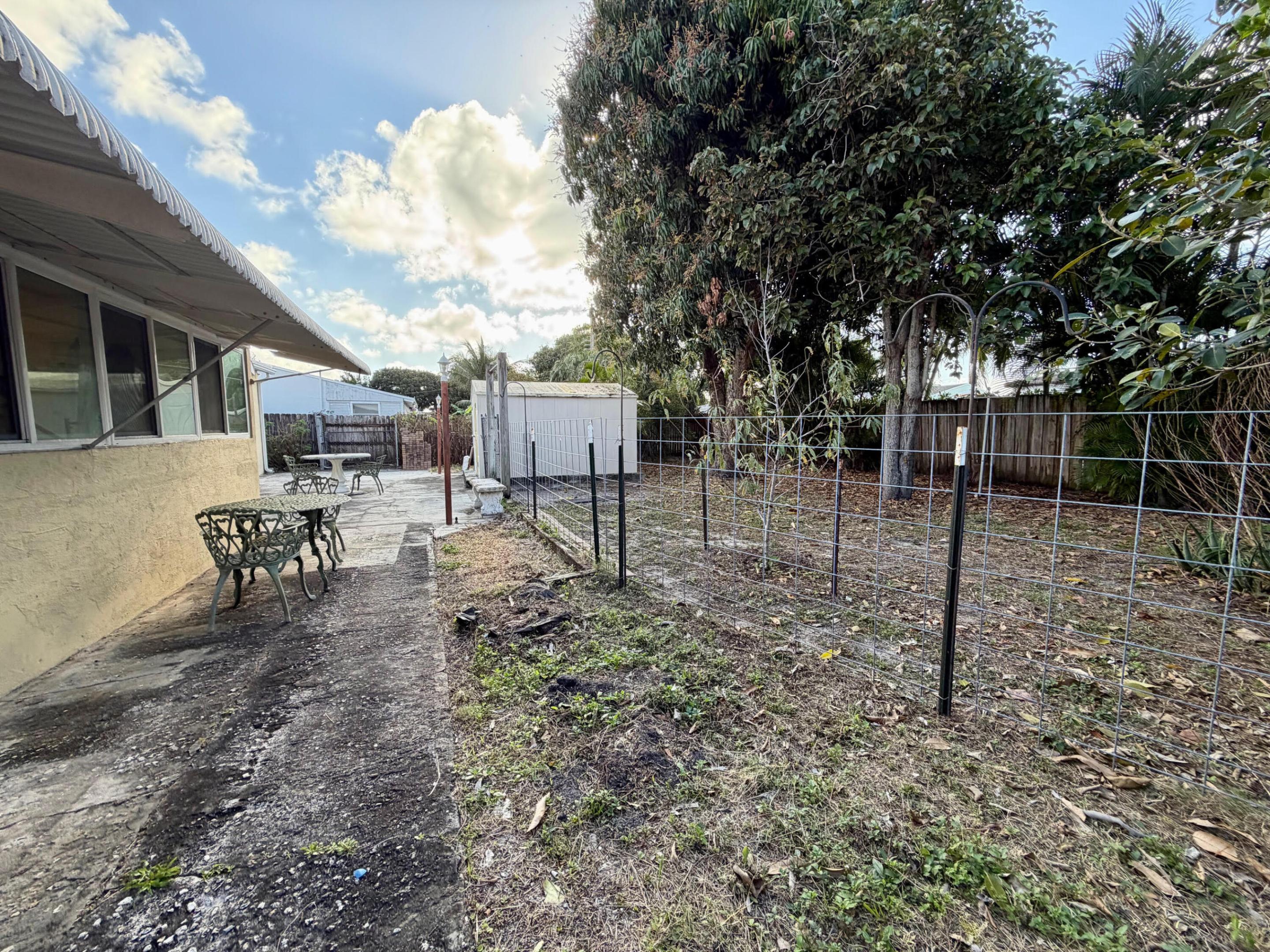 360 Forest Hill Boulevard Property Photo 2
