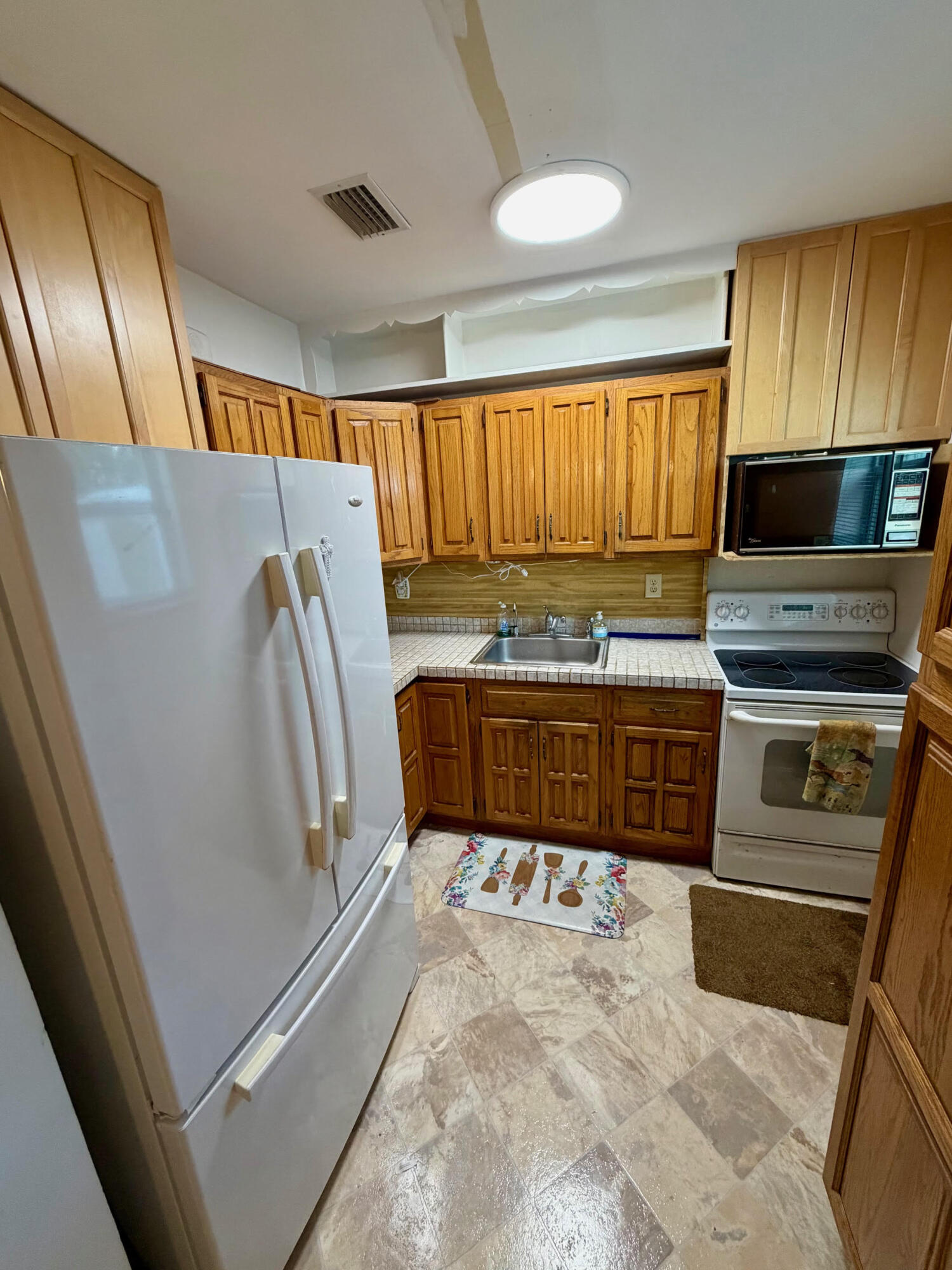 360 Forest Hill Boulevard Property Photo 4