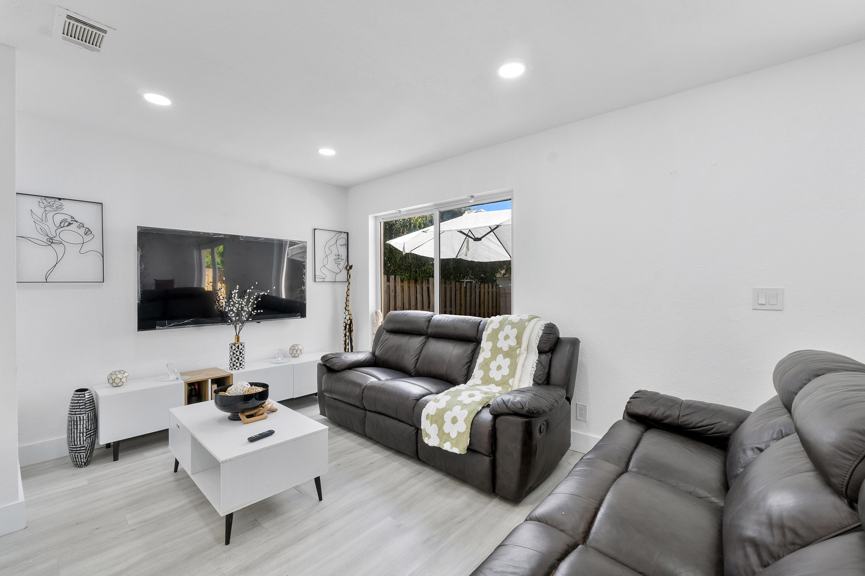 6363 Seagrape Circle Property Photo 8