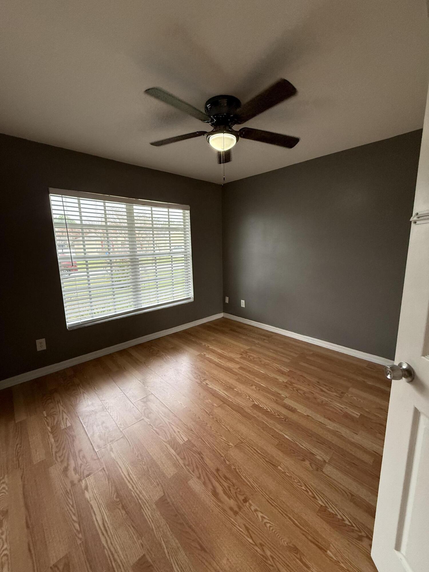 249 Ne Glentry Avenue Property Photo 3
