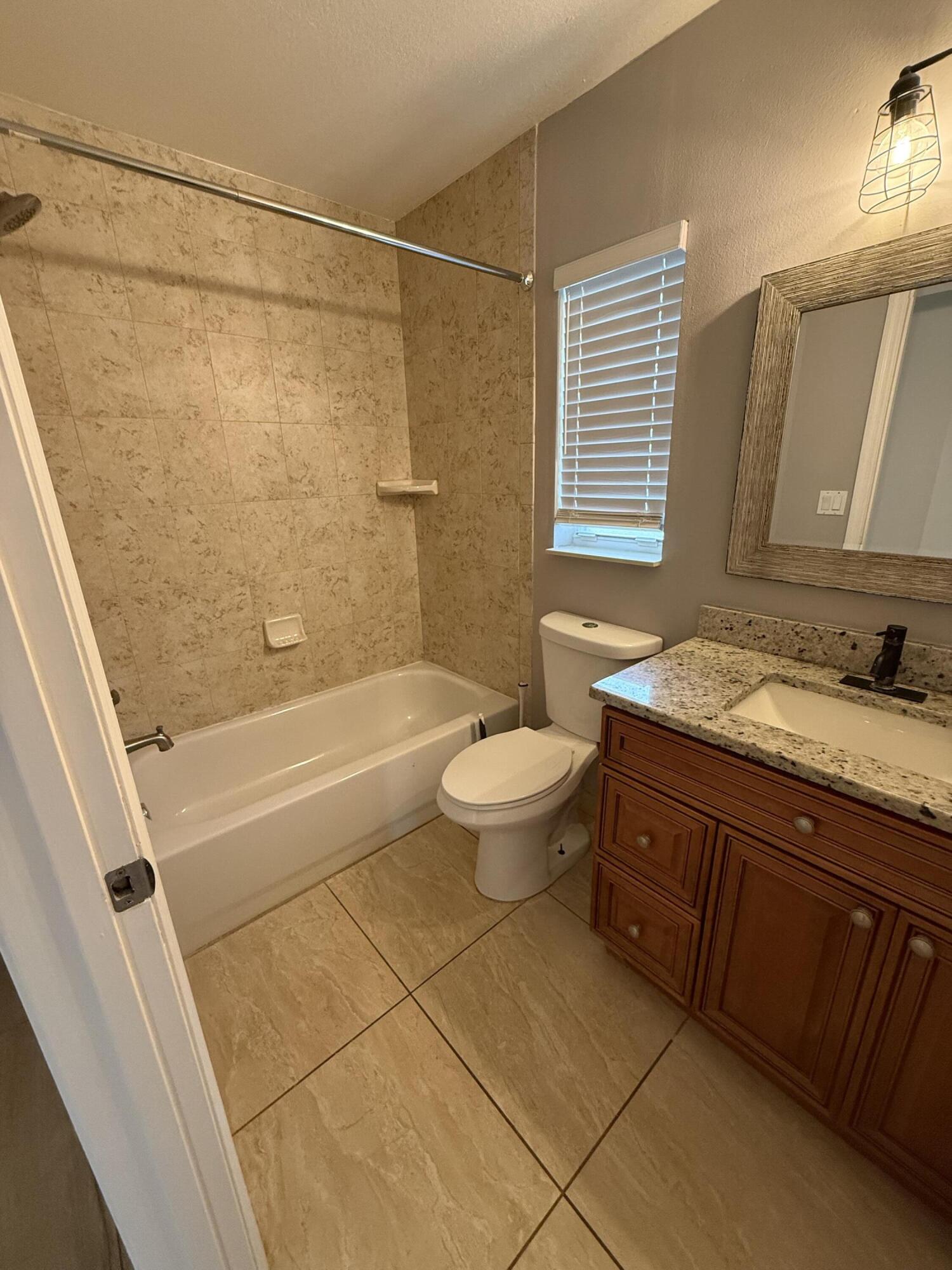 249 Ne Glentry Avenue Property Photo 4