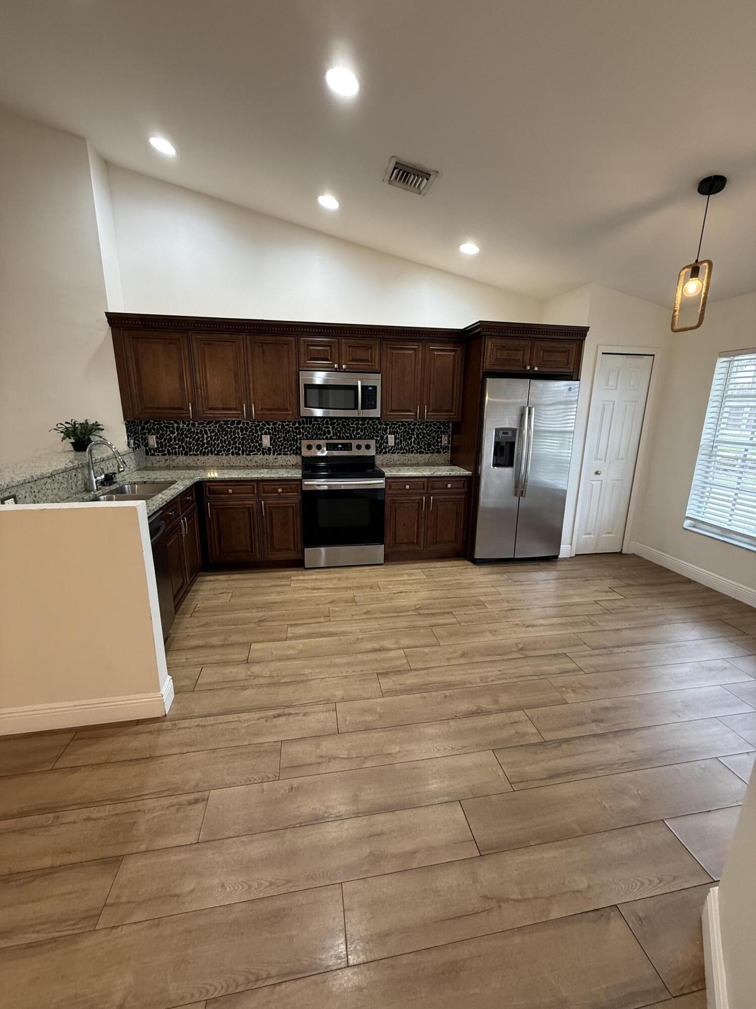 249 Ne Glentry Avenue Property Photo 6