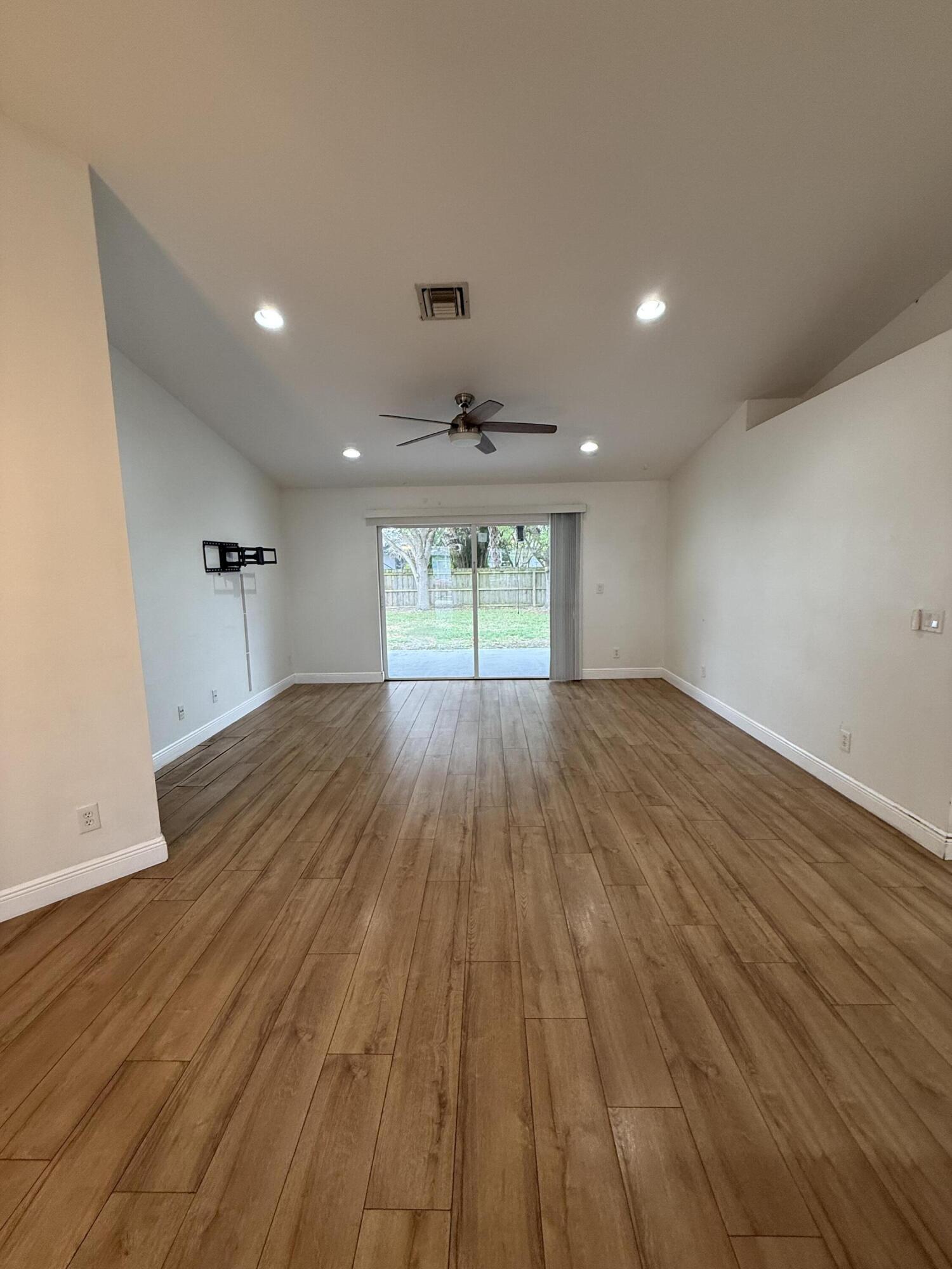 249 Ne Glentry Avenue Property Photo 7