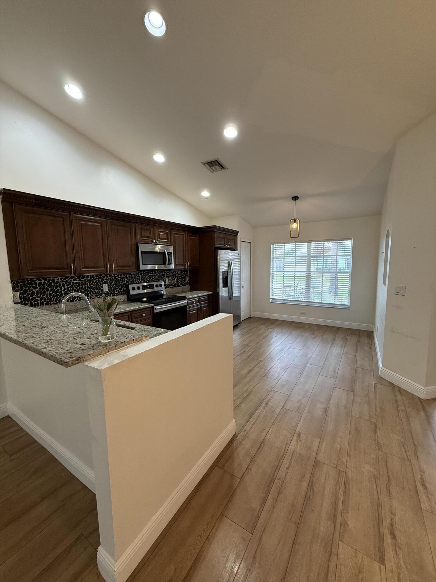 249 Ne Glentry Avenue Property Photo 8