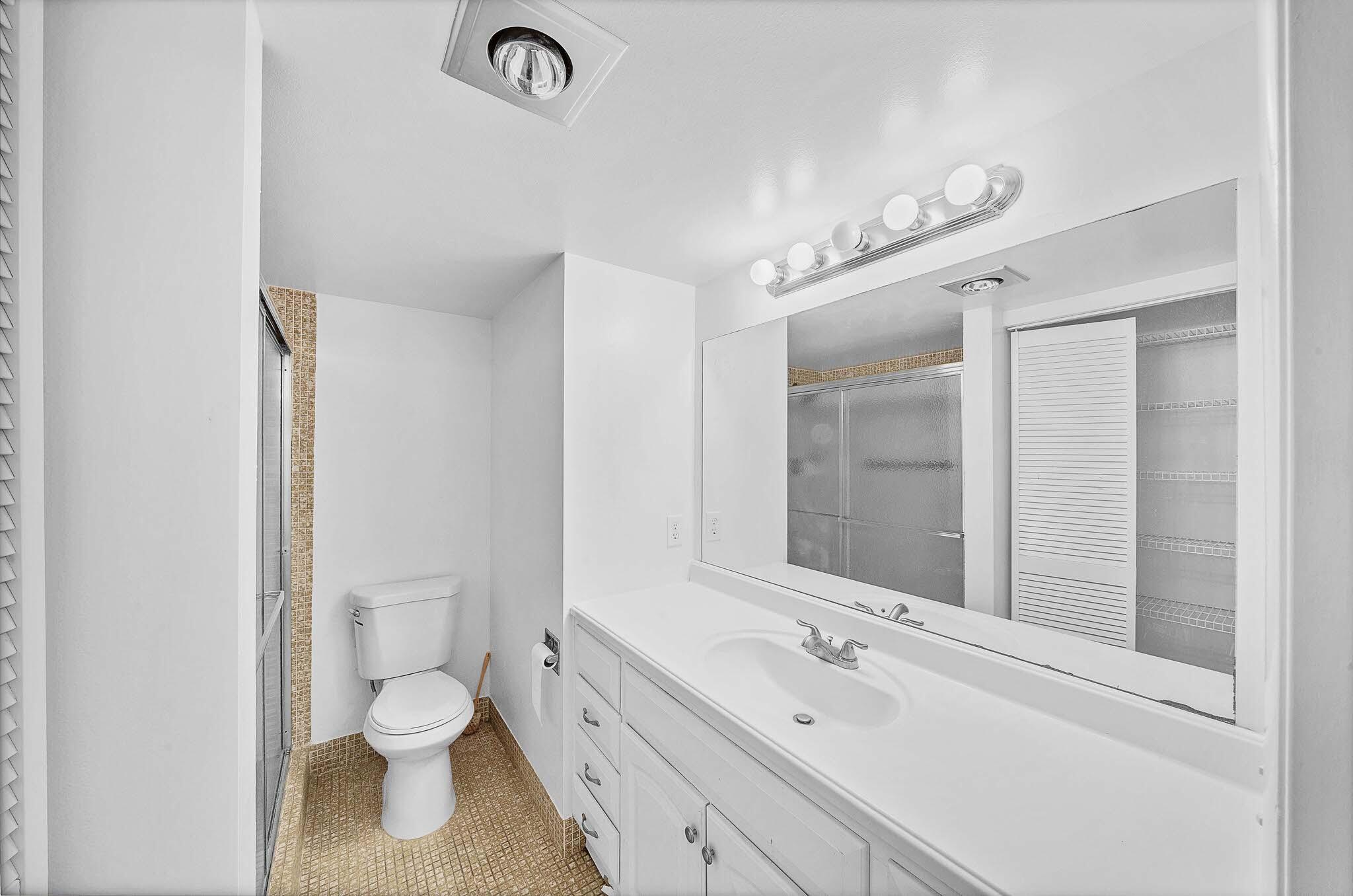 2049 Hythe C Property Photo 20