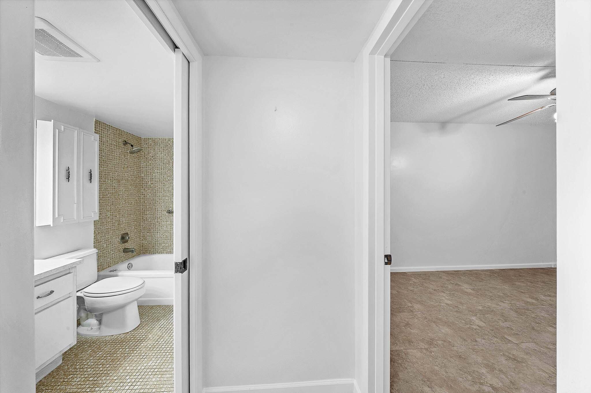 2049 Hythe C Property Photo 25