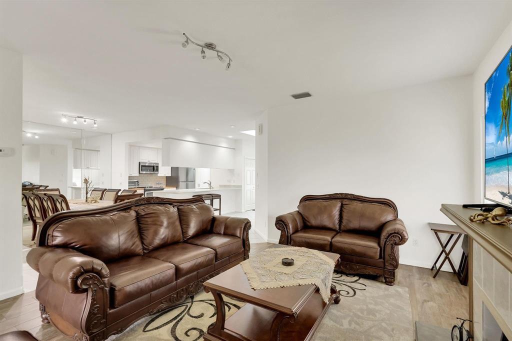 7334 Pine Creek Way Property Photo 4