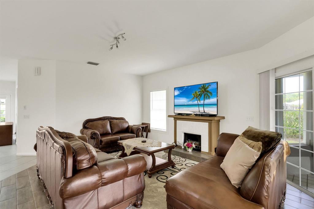 7334 Pine Creek Way Property Photo 5