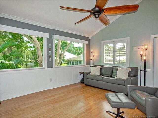 765 Sw Rustic Circle Property Photo 4