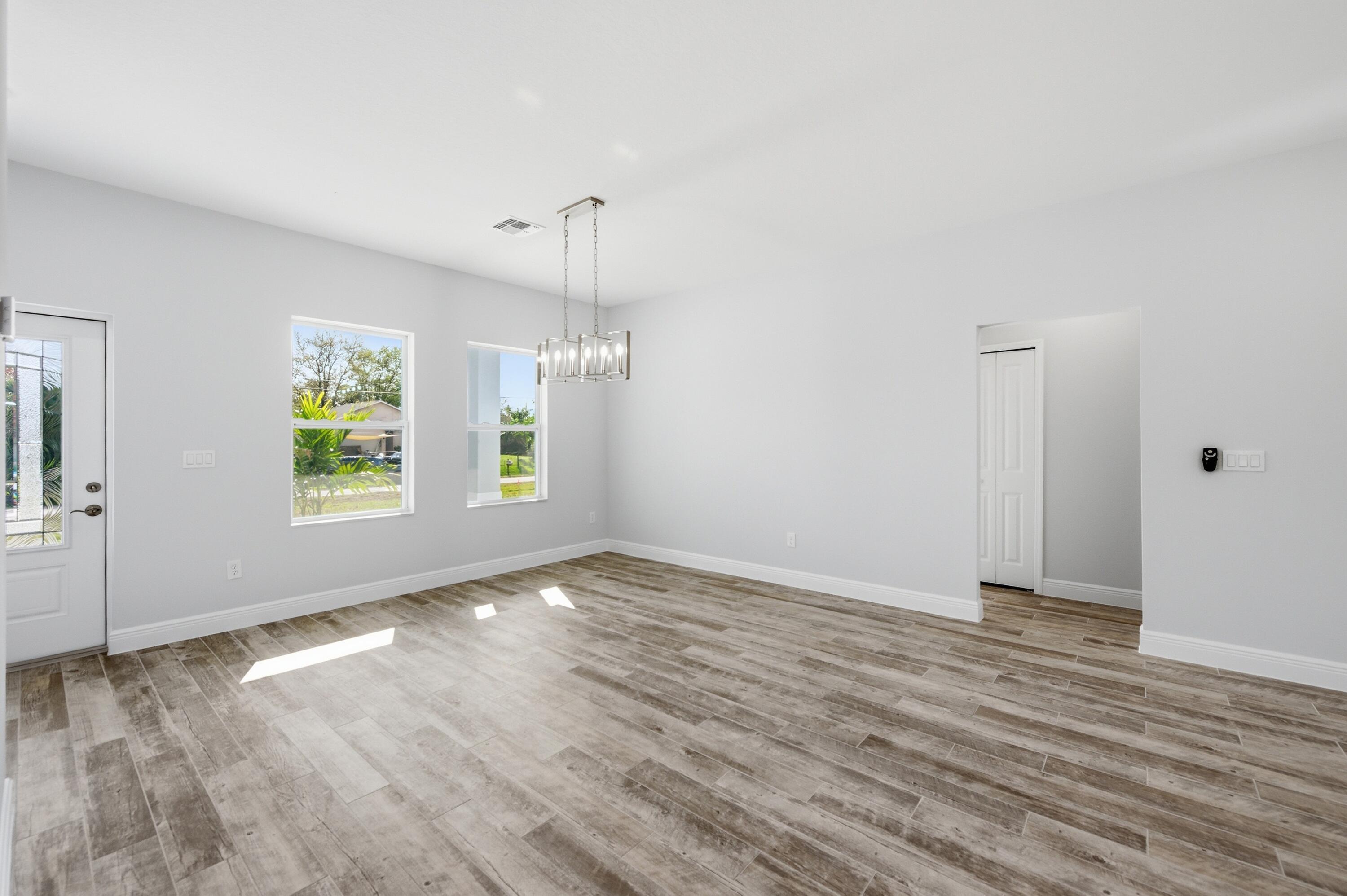 7825 92nd Court Property Photo 13