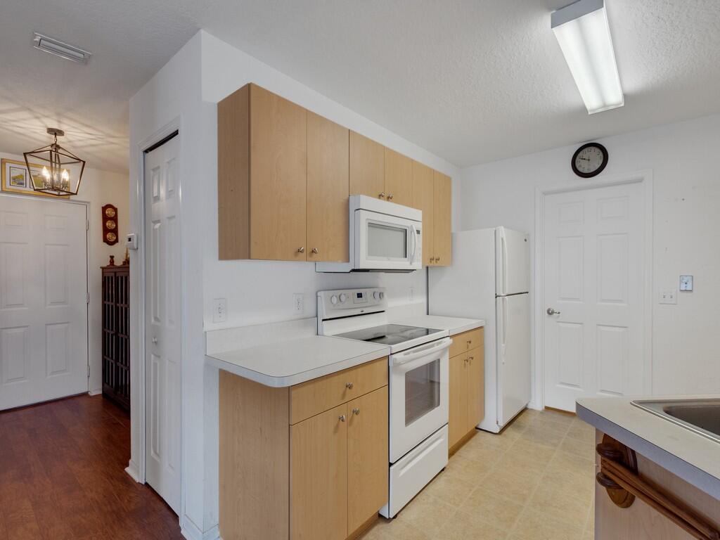 14464 Isla Flores Avenue Property Photo 12