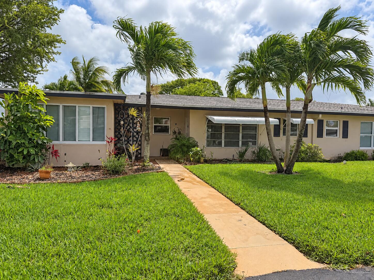 1052 North Drive B Property Photo 1