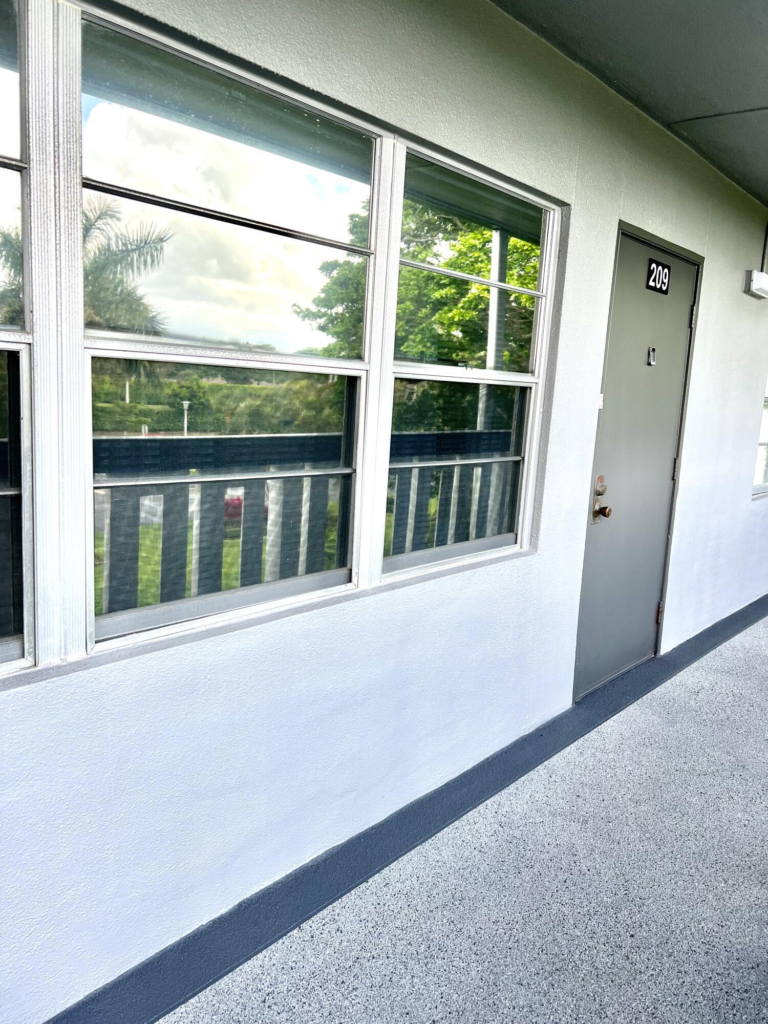 209 Suffolk E Property Photo 8