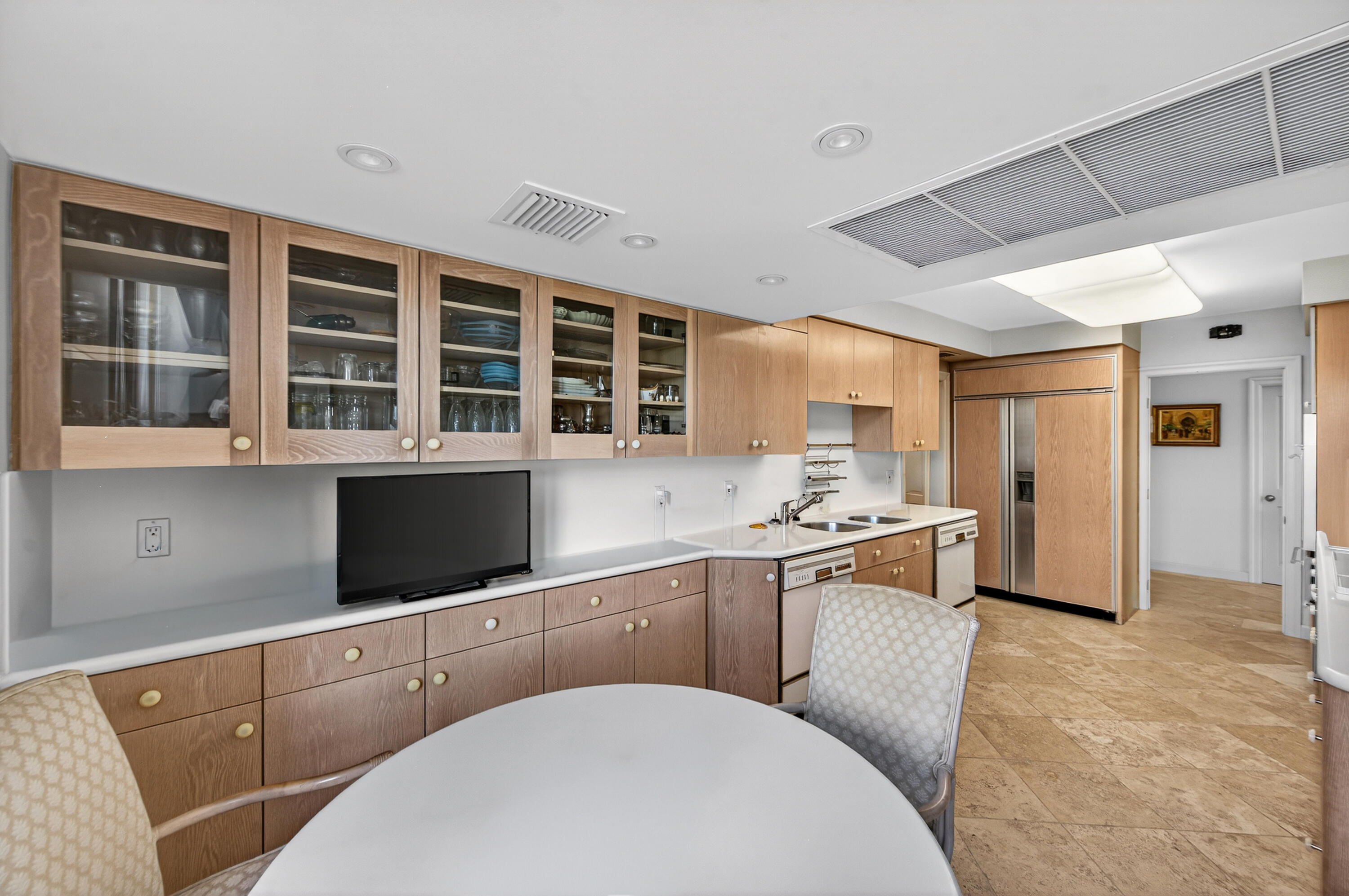 5500 Collins Avenue 302 Property Photo 9