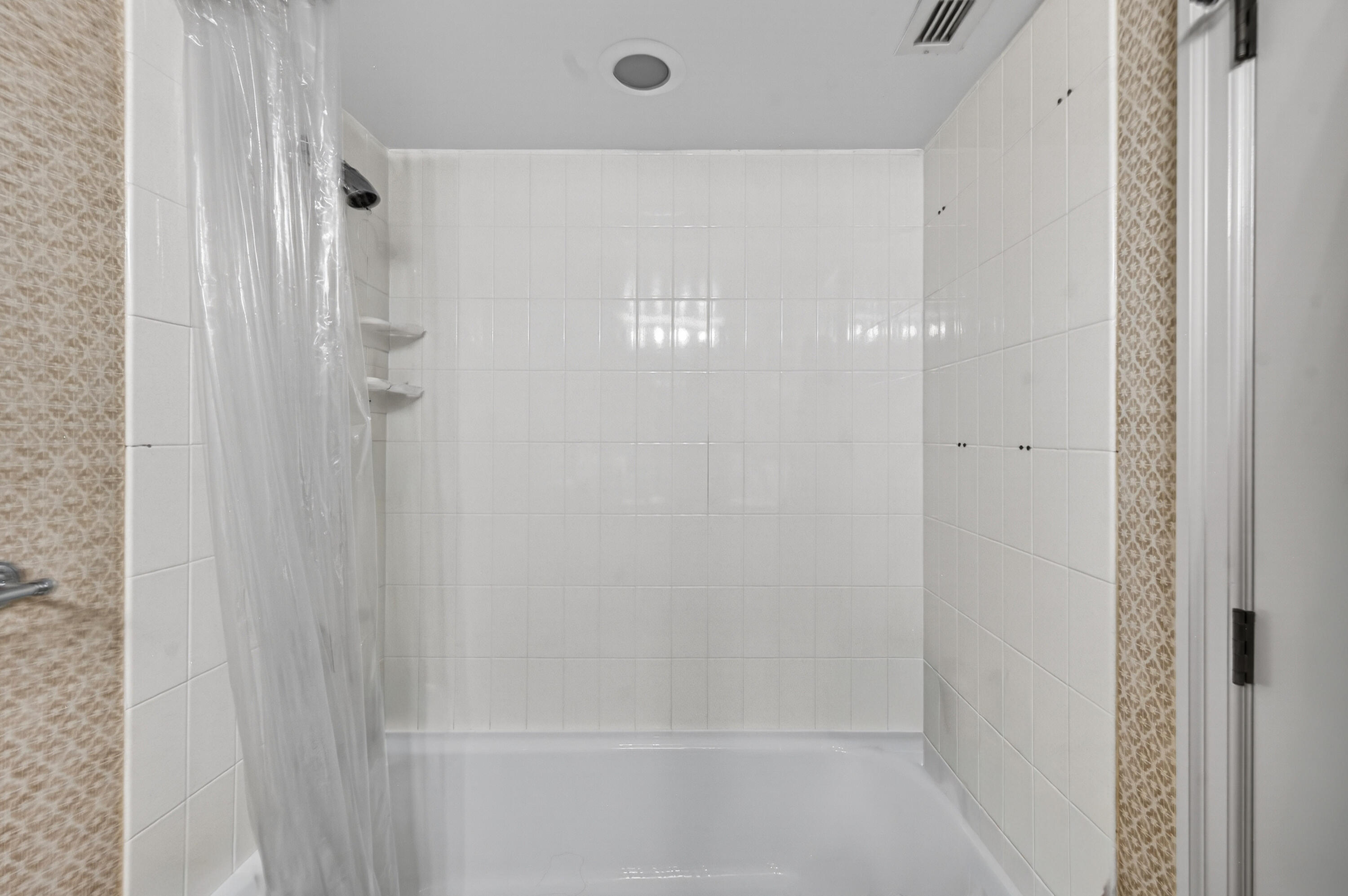 5500 Collins Avenue 302 Property Photo 31