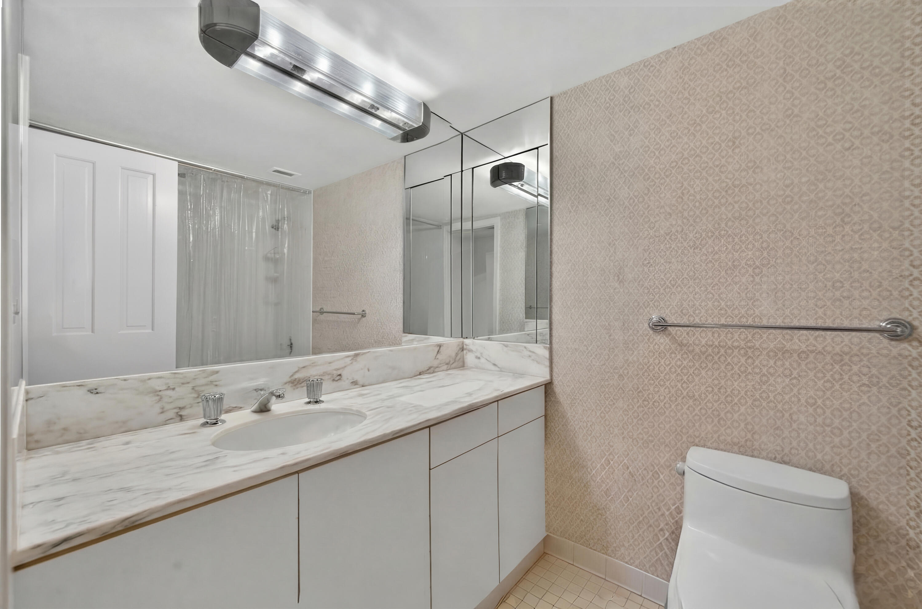 5500 Collins Avenue 302 Property Photo 32
