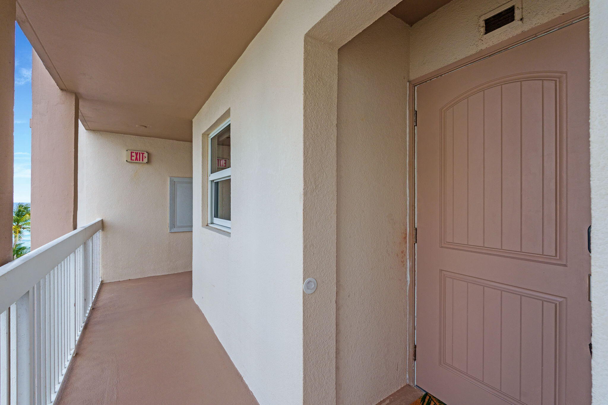 1069 Hillsboro Mile 503 Property Photo 2