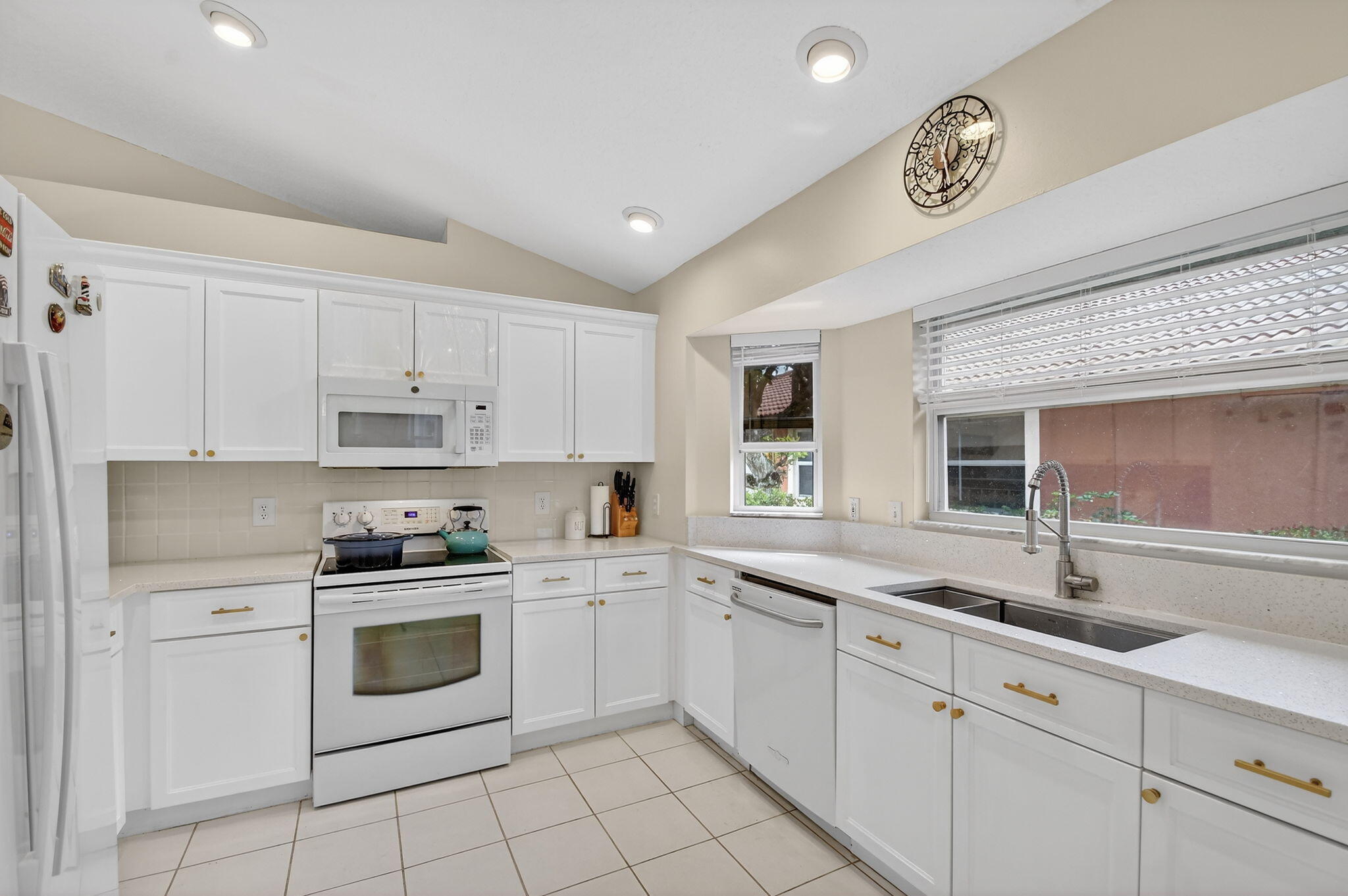 2453 Stonegate Drive Property Photo 8
