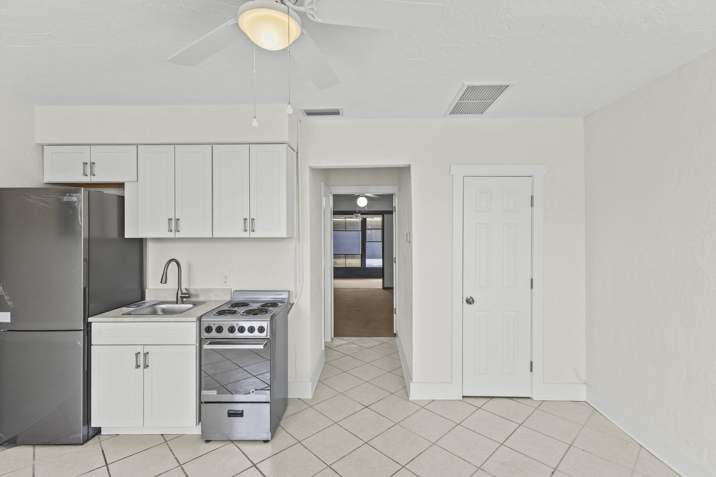 908 Villas Drive 18 Property Photo 5