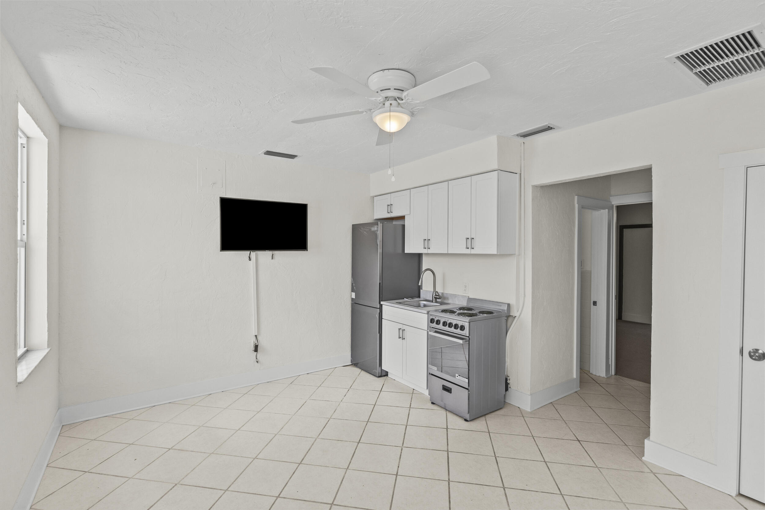 908 Villas Drive 18 Property Photo 6