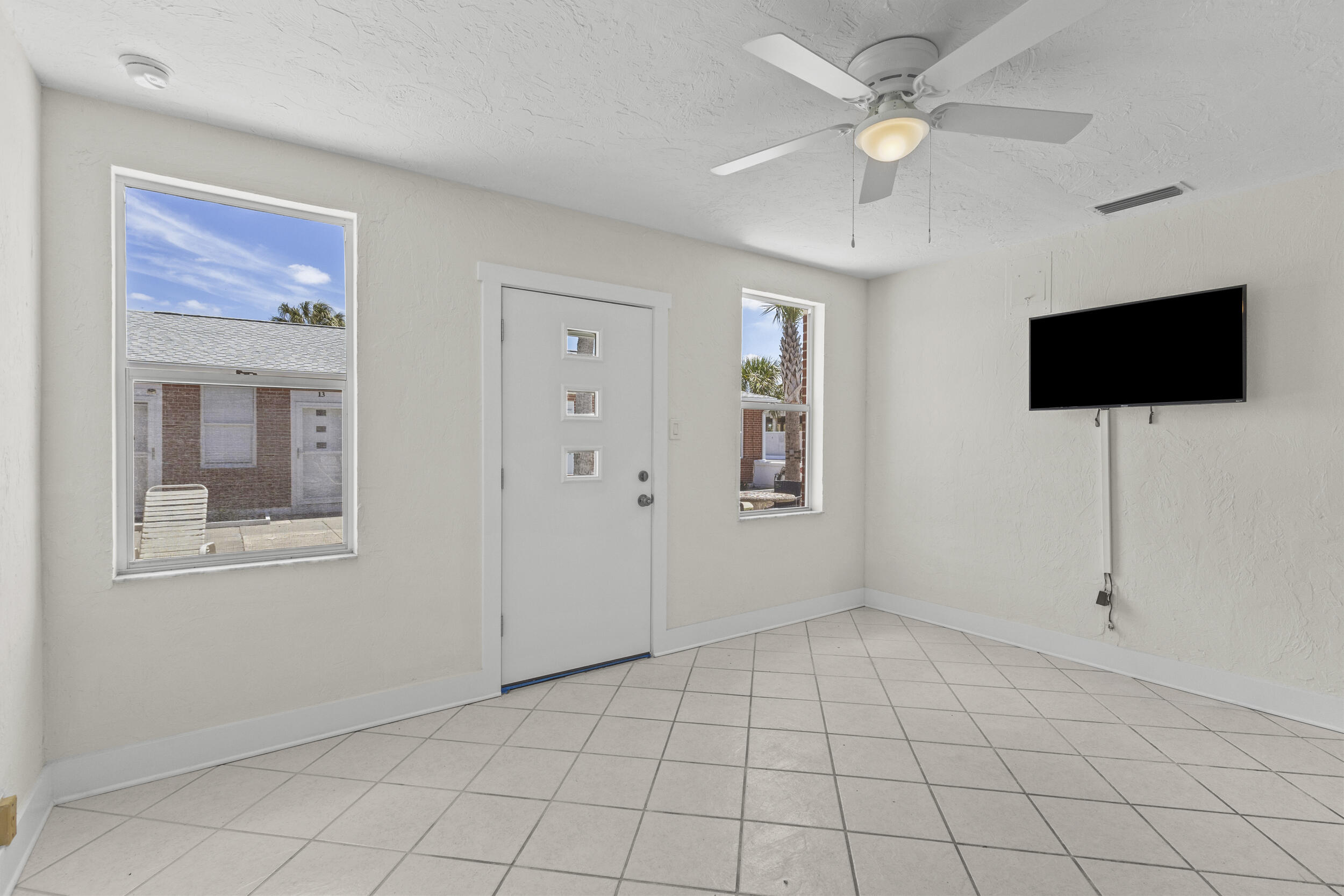 908 Villas Drive 18 Property Photo 7