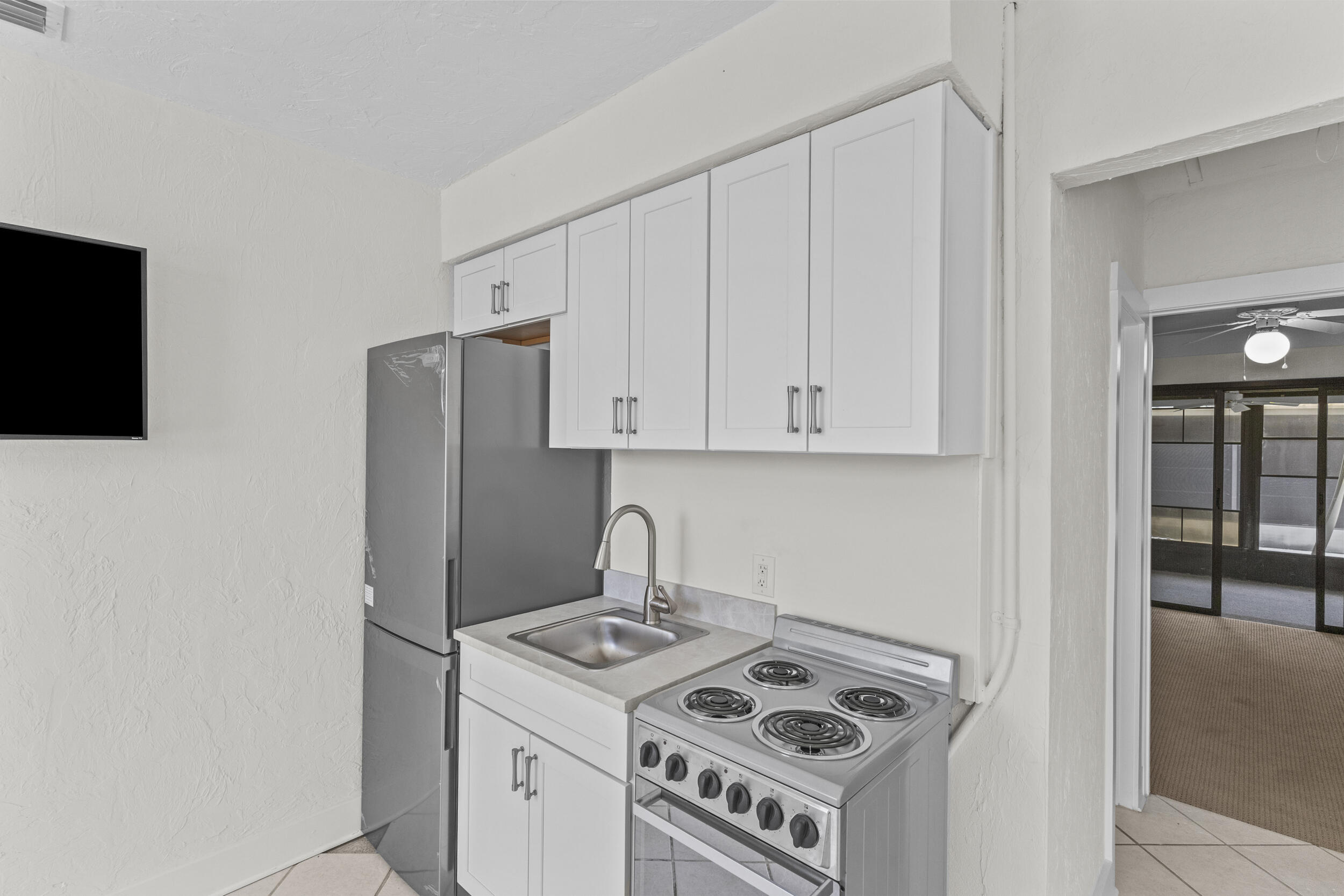 908 Villas Drive 18 Property Photo 9