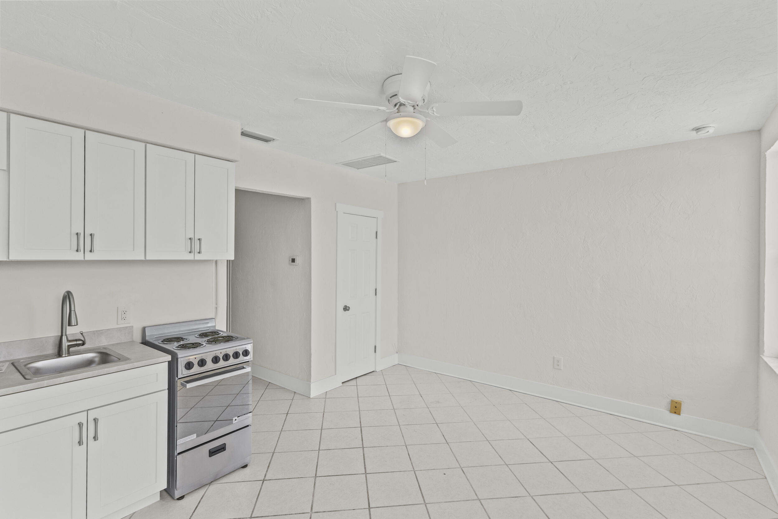 908 Villas Drive 18 Property Photo 10